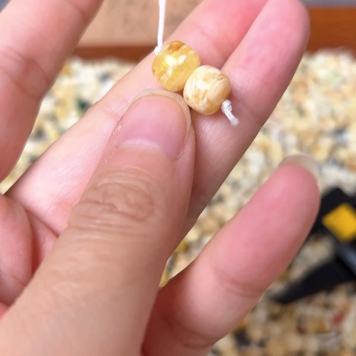 蜜蜡未镶嵌裸石8.9mm一对