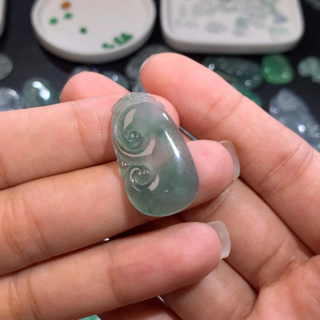 翡翠裸石未镶嵌飘花如意