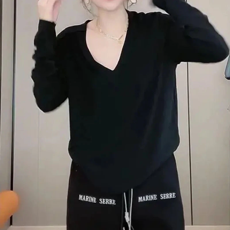 秋季2025薄款独特纯色V领长袖棉质t恤女胖mm时尚休闲宽松打底上衣