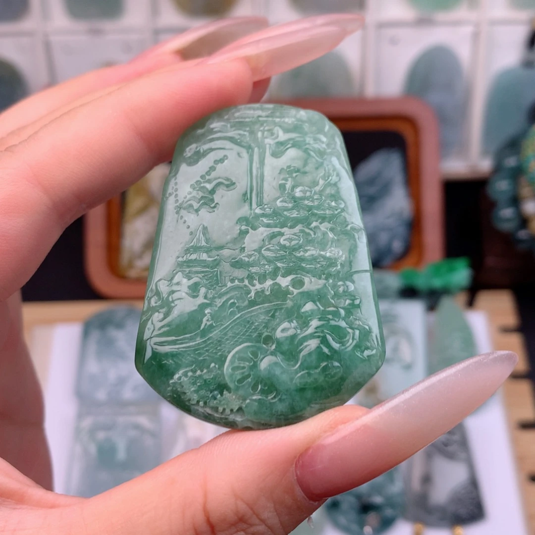 翡翠未镶嵌颈饰山水