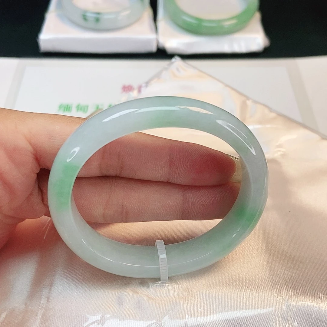 翡翠手镯未镶嵌 贵妃54+