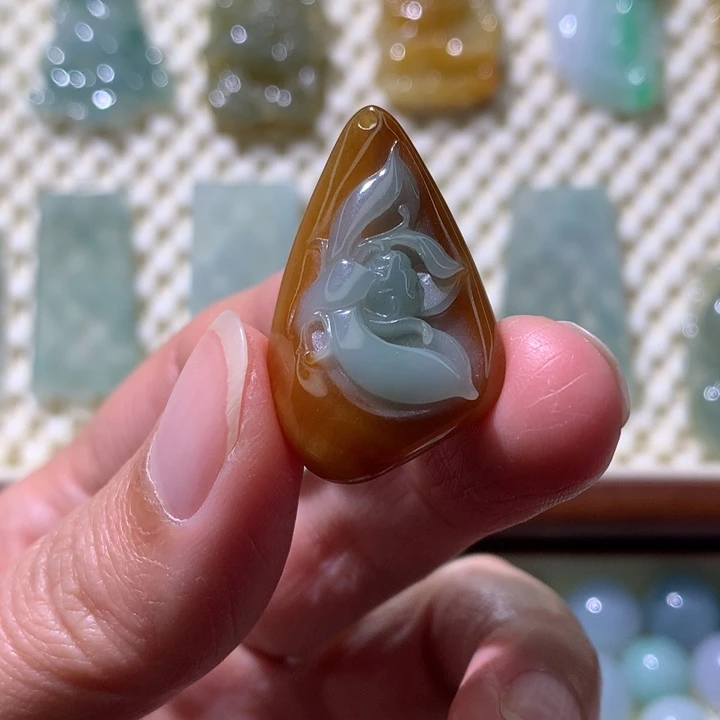 翡翠未镶嵌颈饰莲花