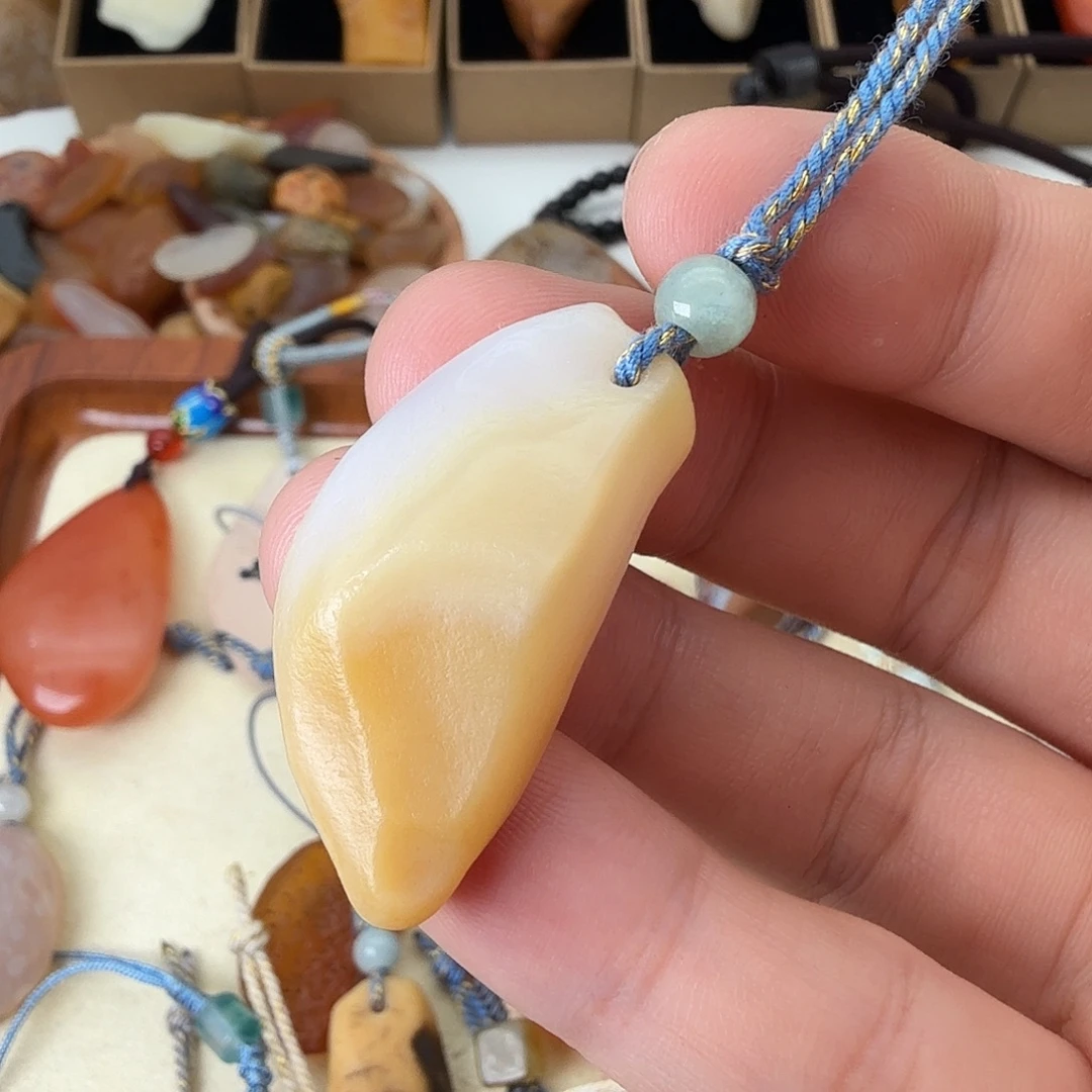 只买单纯的吊坠，没带链子，属的性质。