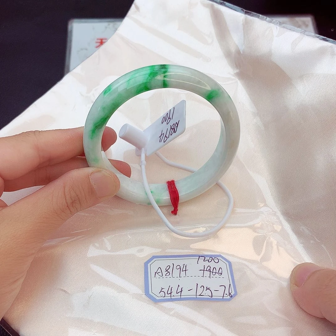 翡翠手镯未镶嵌翡翠