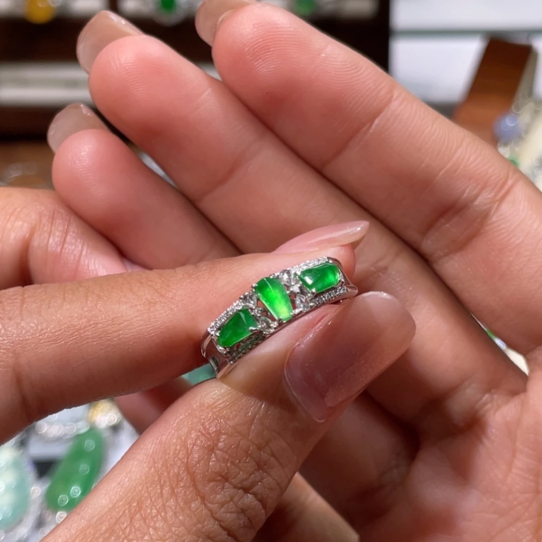 翡翠18K金镶嵌戒指小龙石种鲜阳绿随形戒指