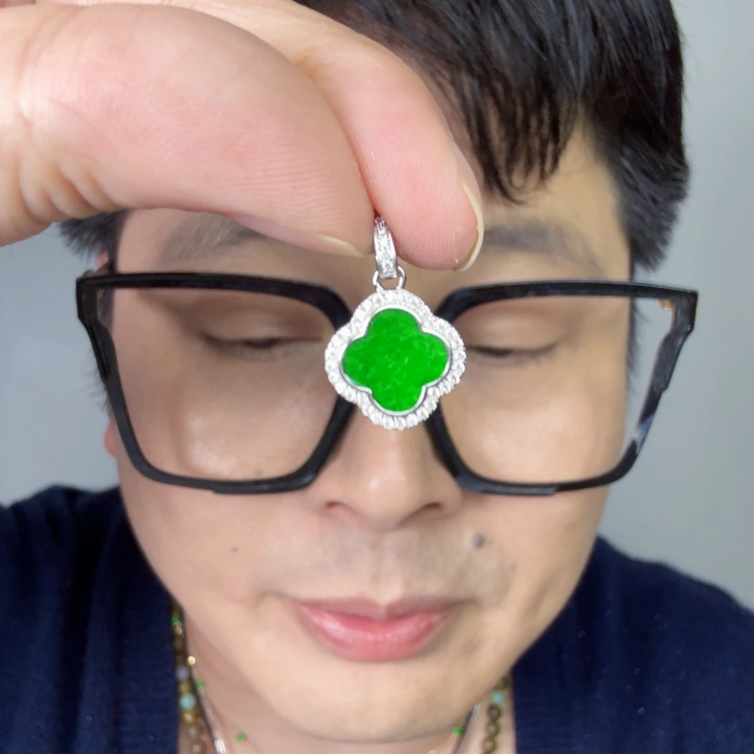 翡翠未镶嵌颈饰一件