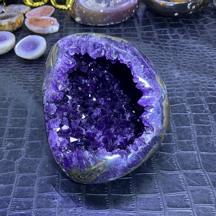 紫晶抛光洞未镶嵌水晶