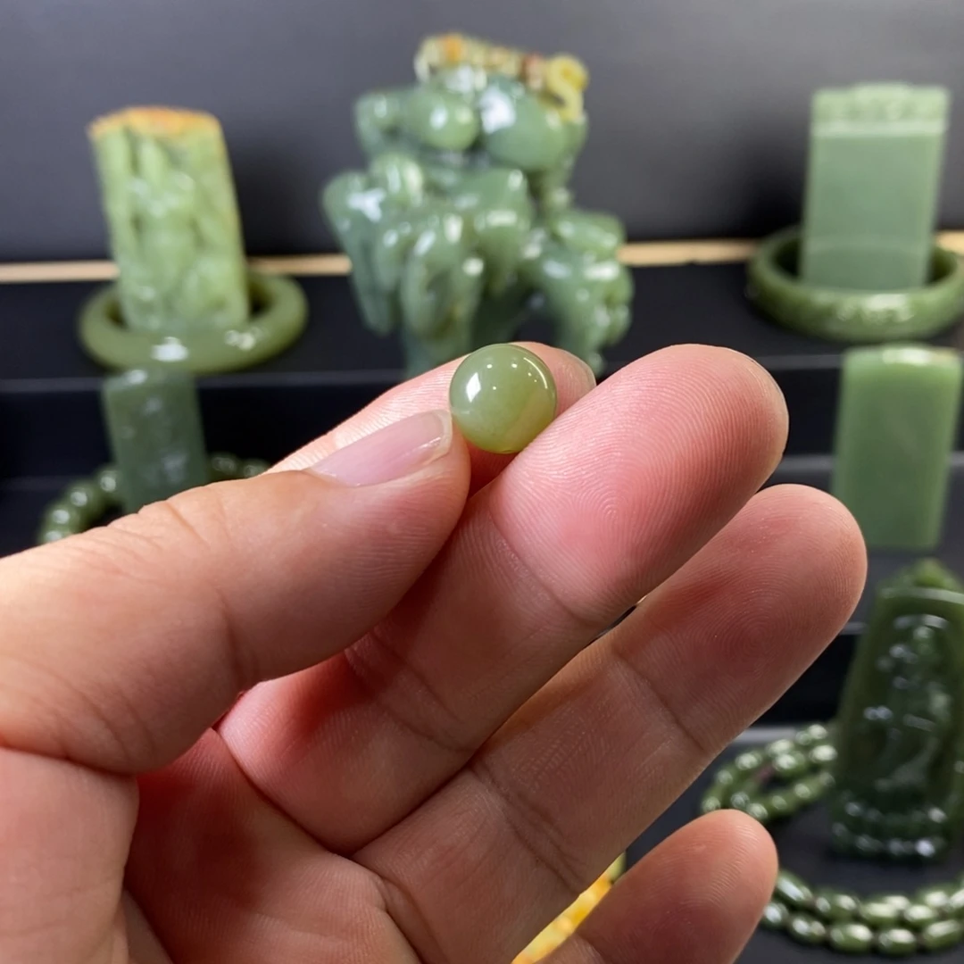 瓶***子岫岩老玉（透闪石质玉）未镶嵌颈饰