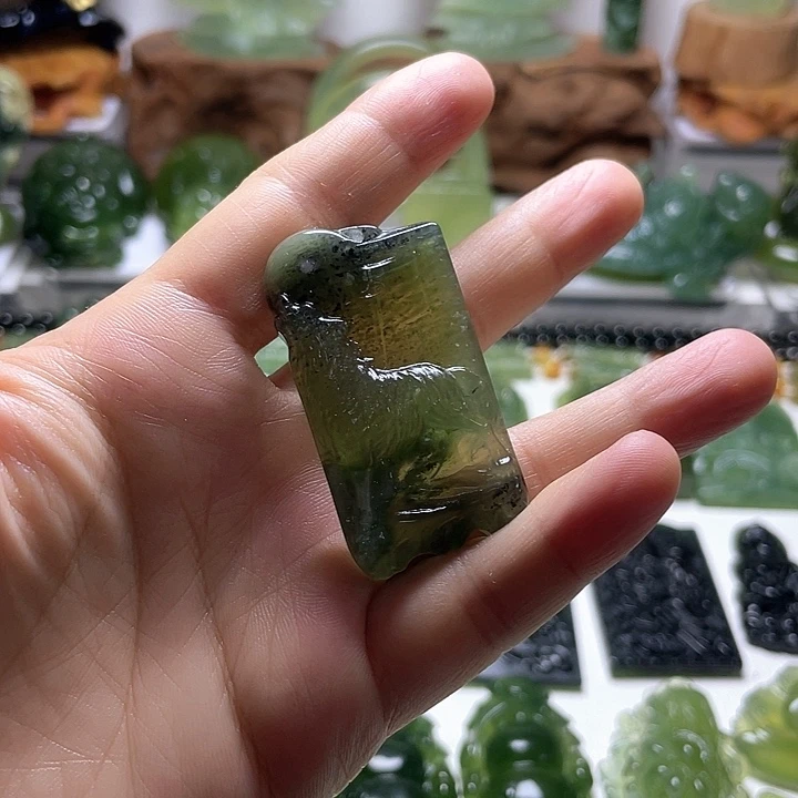 蛇纹石玉未镶嵌颈饰