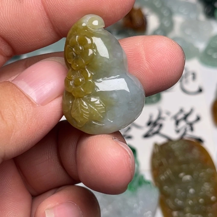 翡翠未镶嵌颈饰葫芦