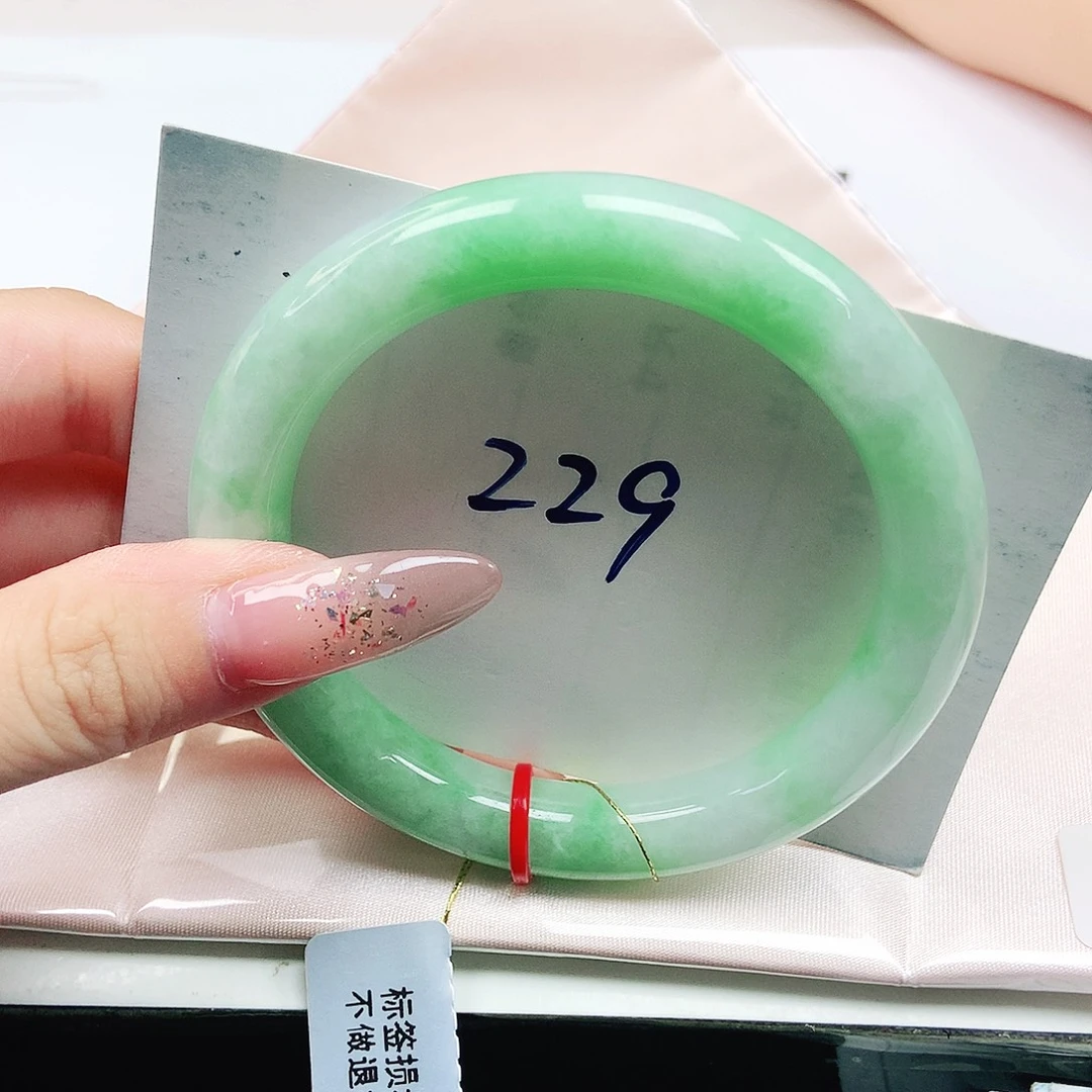 翡翠手镯（圆镯）未镶嵌56+