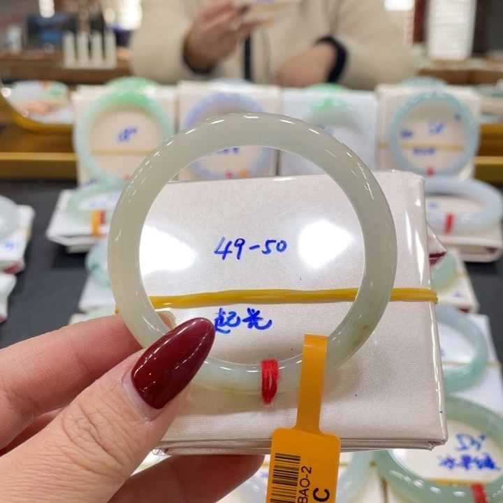 翡翠手镯未镶嵌翡翠