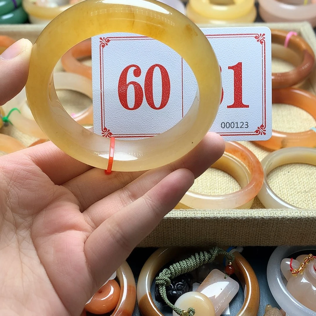 未镶嵌石英质玉（黄龙玉）手镯