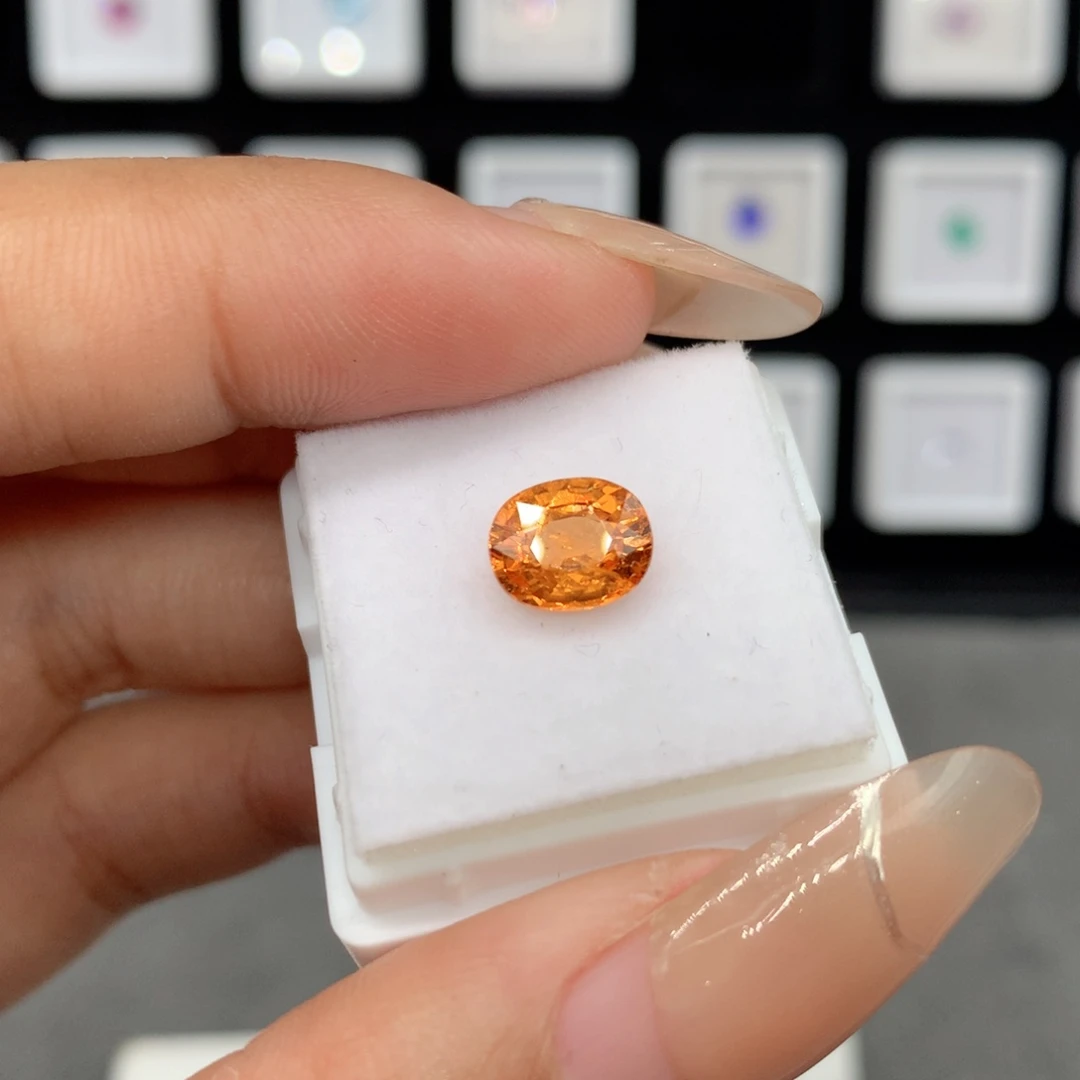 未镶嵌裸石石榴石（芬达石）1.98克拉