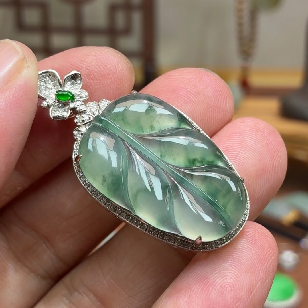 翡翠18K金镶嵌颈饰