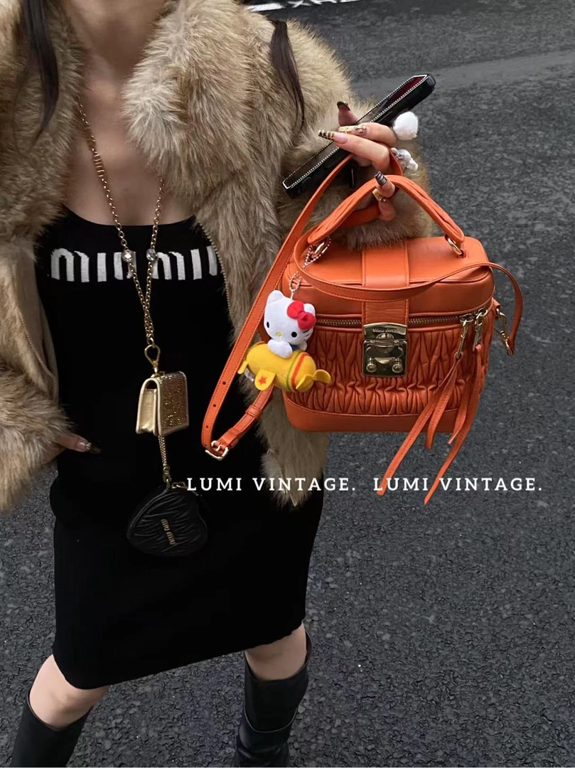 95新 MIU MIU/缪缪 橙色褶皱羊皮饭盒斜挎包 83733900