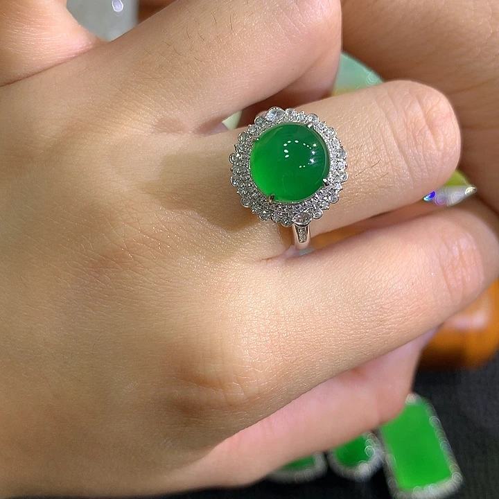 翡翠18K金镶嵌颈饰蛋面