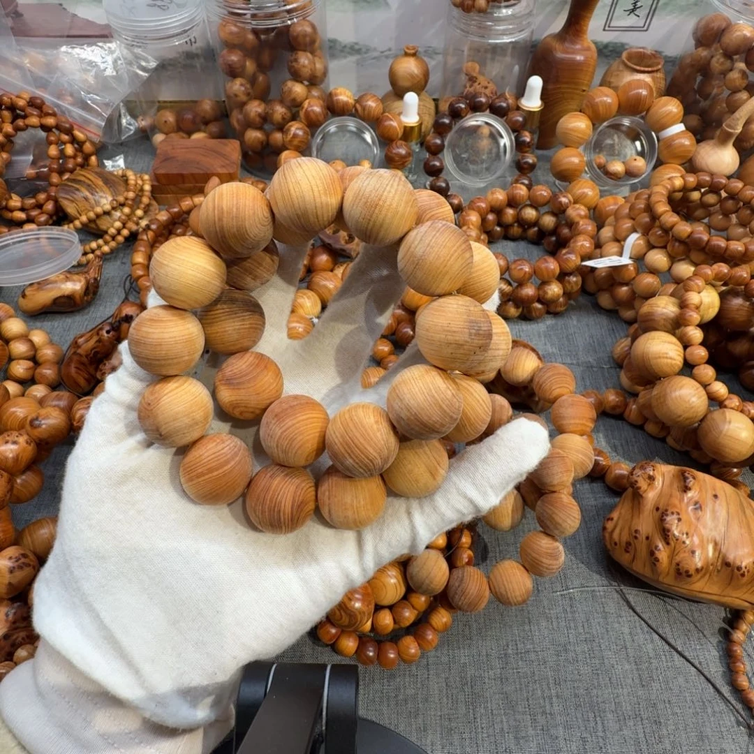 吕***乐柏木（崖柏）2.0毛珠崖柏手持