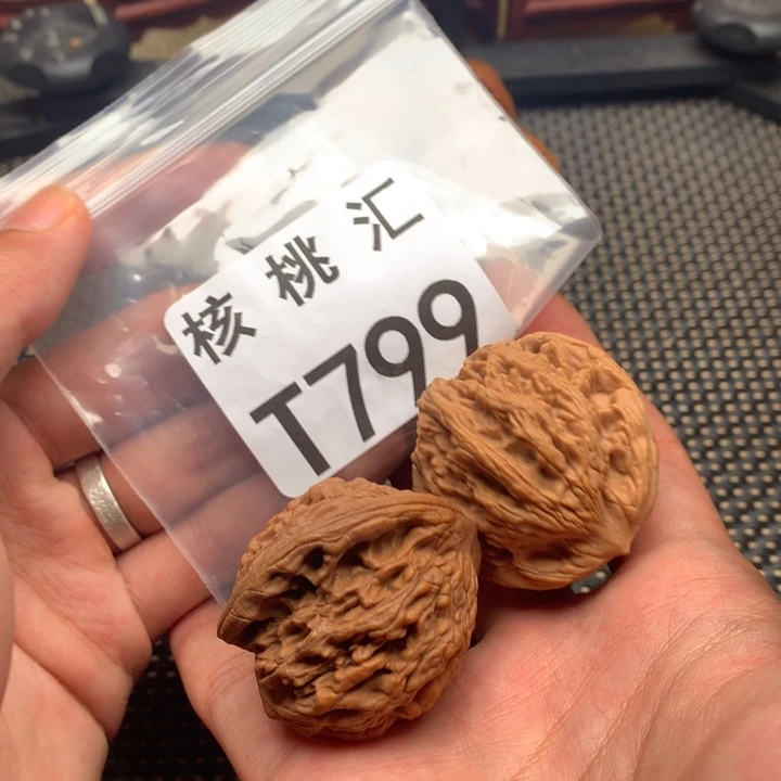 文玩核桃吊坠虎头