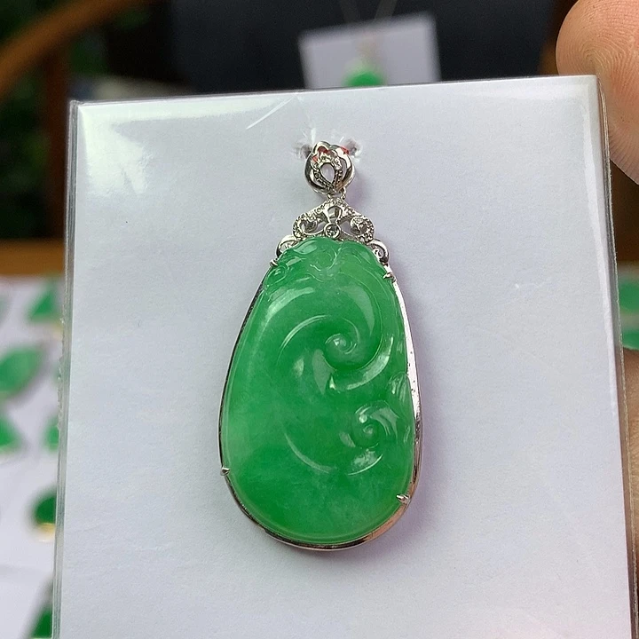 翡翠18K金镶嵌颈饰