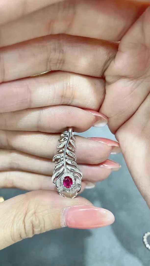 18K金镶嵌天然无烧红宝石吊坠羽毛款