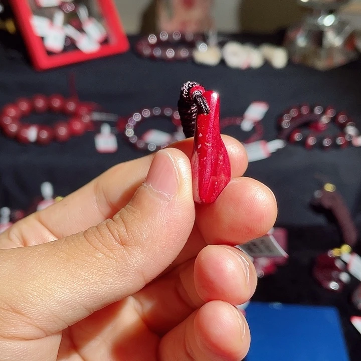 天然辰砂原矿红沙吊坠