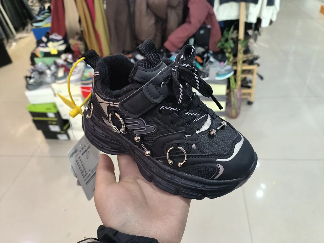 冬季运动老爹鞋时尚铆钉款超轻底加绒黑色酒红两个颜色百搭不过时