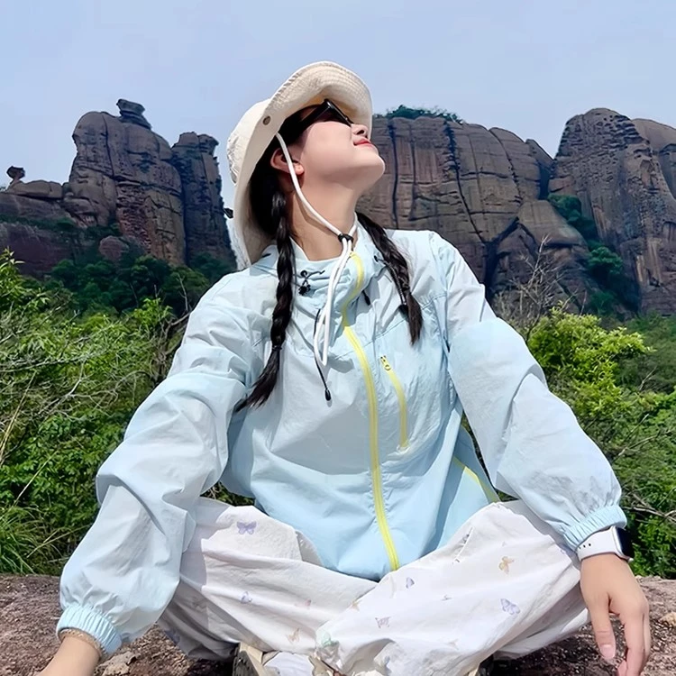 夏季山系防晒衣男女款2025宽松设计感户外连帽透气薄款外套冲锋衣