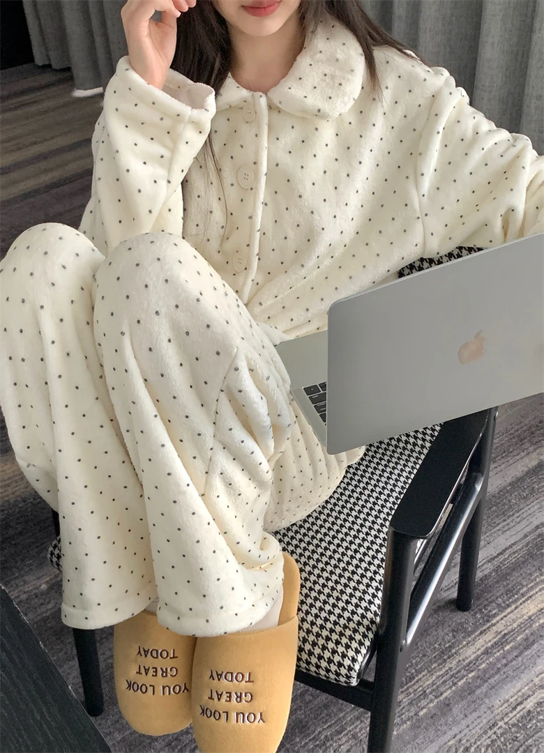 简约奶杏芝麻黑色波点翻领珊瑚绒睡衣冬季新款加厚保暖家居服套装