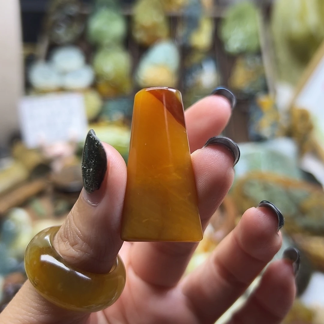 岫玉未镶嵌颈饰花玉俏色幸运石