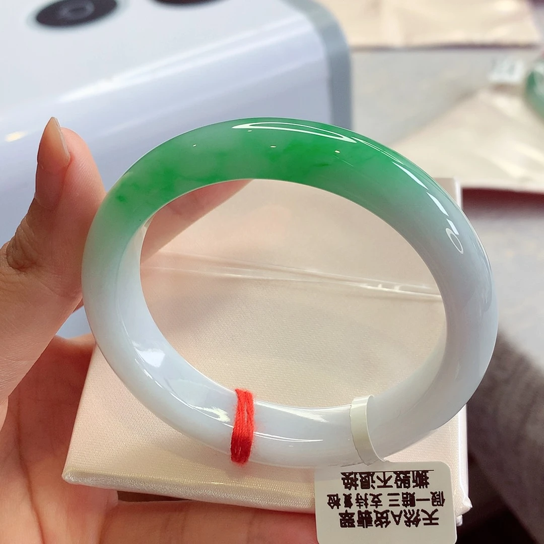 未镶嵌手镯翡翠55贵妃 白底青巨细腻