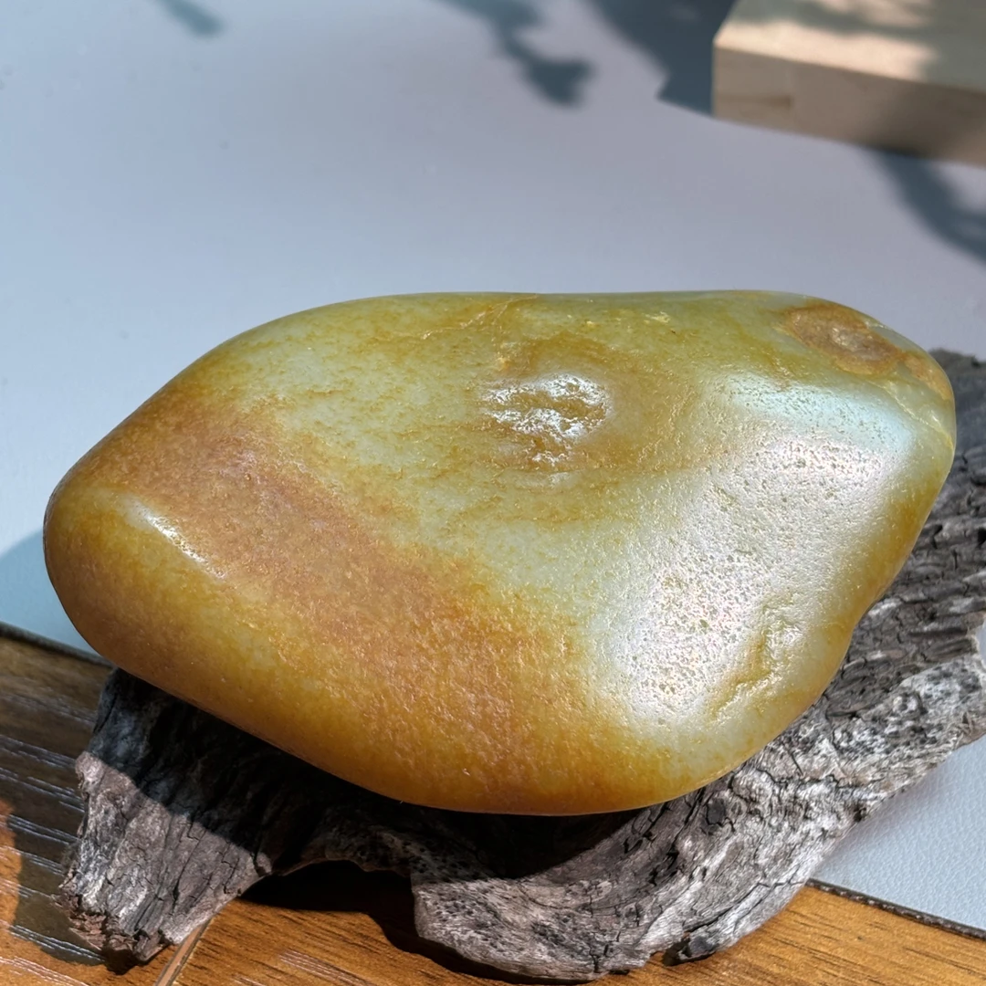 和田玉红皮白肉 原石手把件