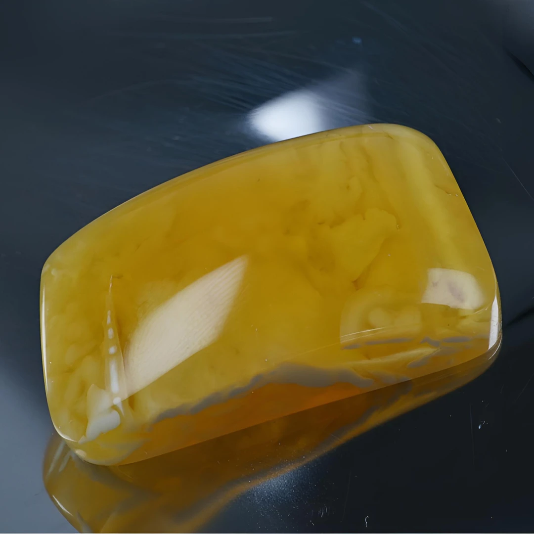 金白溶洞妖花牌子长36.8宽23.2厚10.7mm天然琥珀蜜蜡文玩配饰