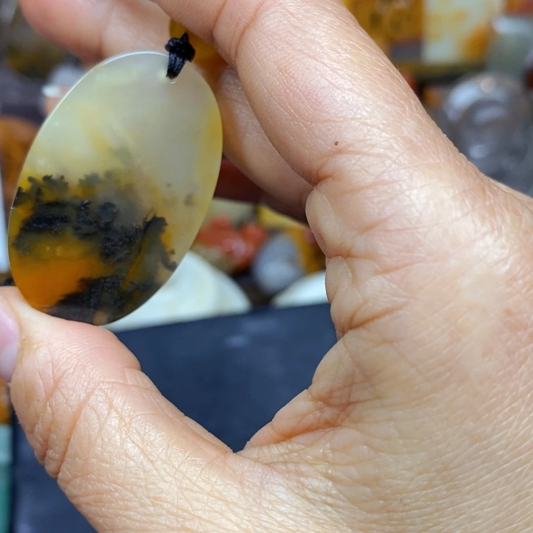 石英质玉（黄龙玉）颈饰未镶嵌