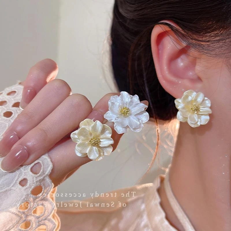 铜合金锆石耳饰 法式气质山茶花耳钉女白色新款仙百搭耳环新款爆
