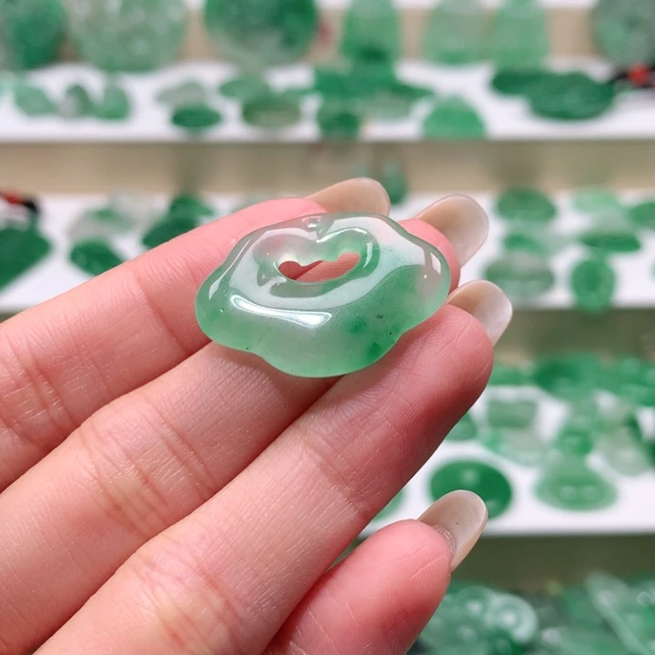 颈饰未镶嵌石英质玉