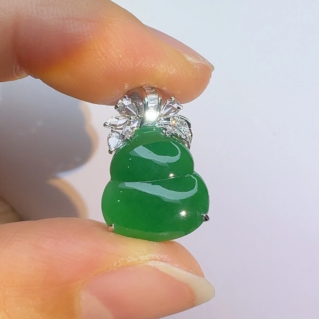 翡翠18K金镶嵌颈饰浓阳绿胡芦吊坠