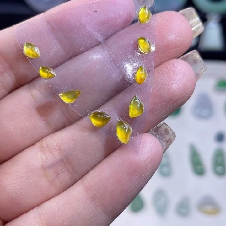 翡翠未镶嵌颈饰随行