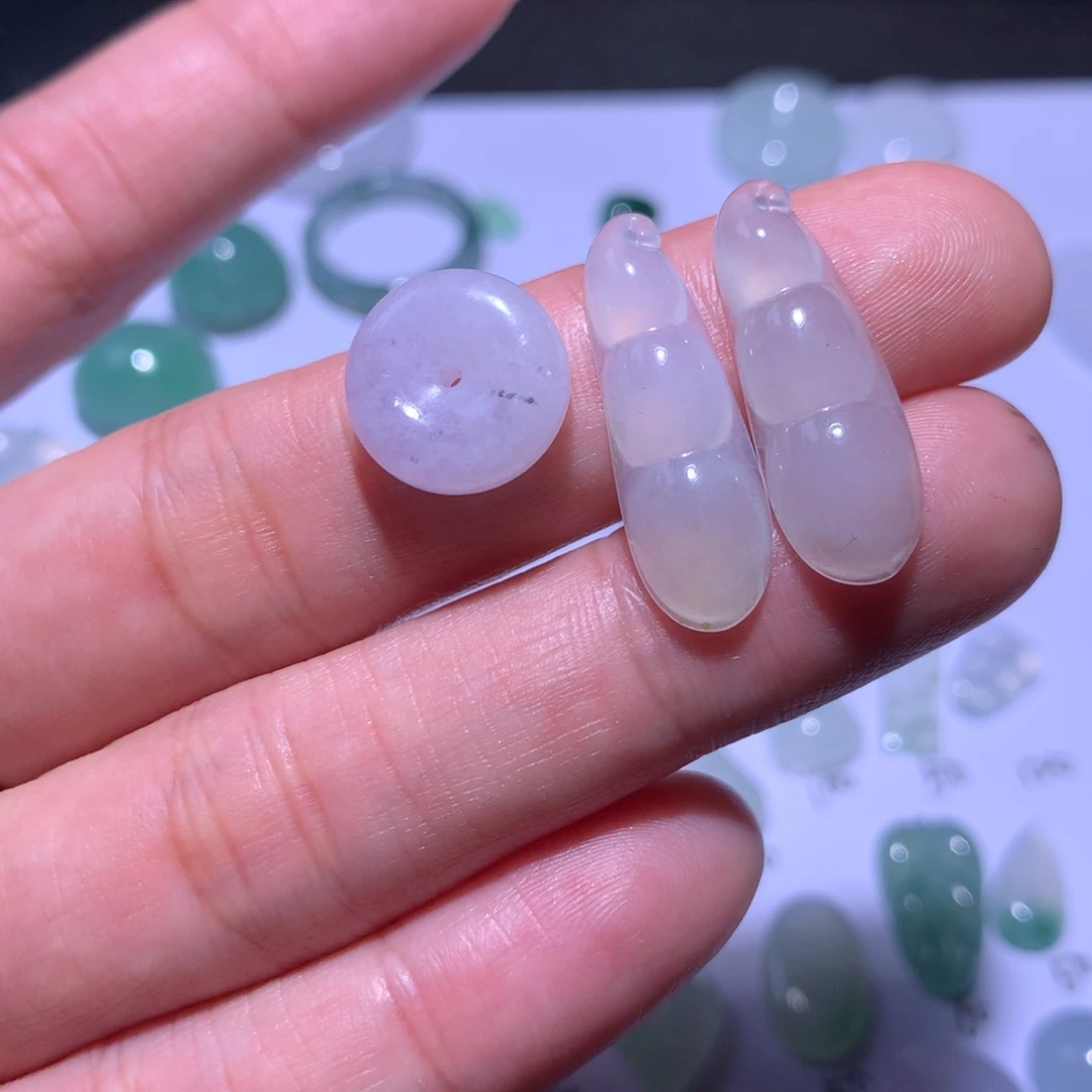 翡翠颈饰未镶嵌裸石3件