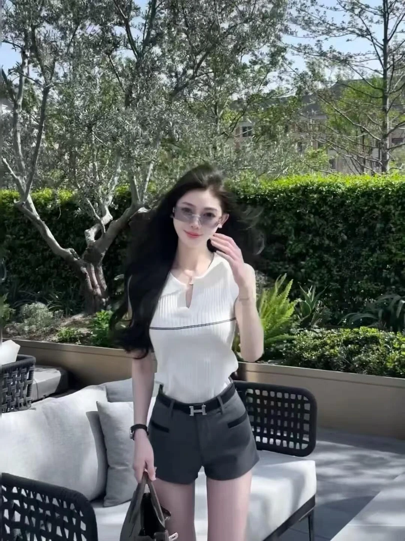 2025夏季新款高级感盐系别致白色翻领针织背心配高腰短裤两件套女