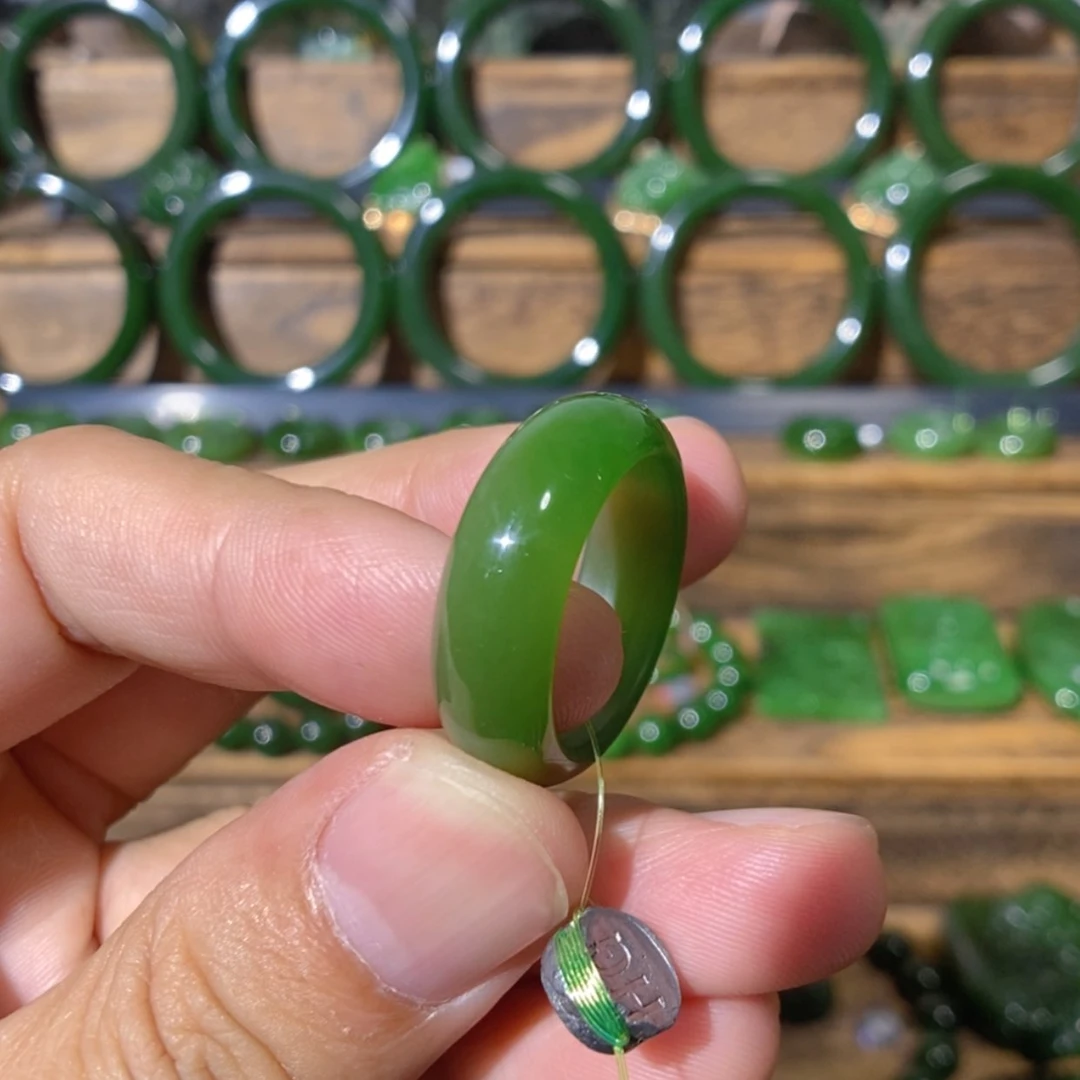 【闪购商品】吊坠(不含链)未镶嵌和田玉俄料阳绿戒圈 19/8