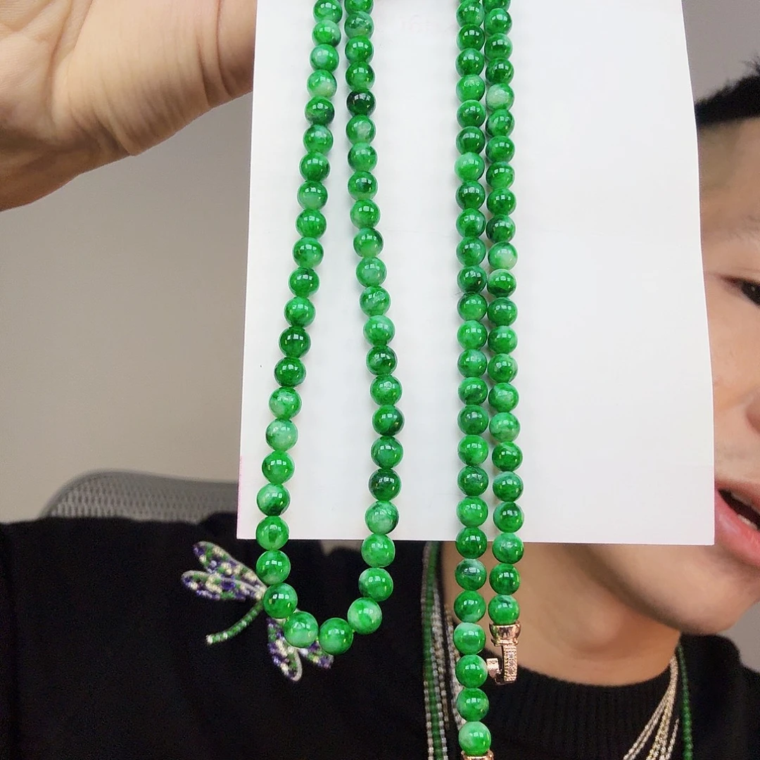 翡翠未镶嵌颈饰一件