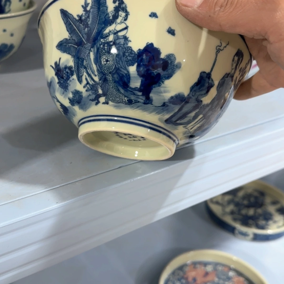 瓷片瓷器上用白泥雕刻出各种