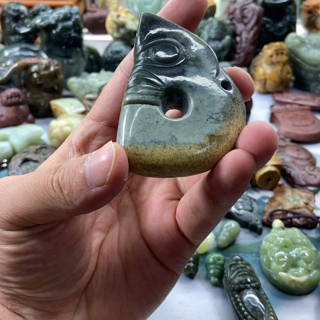 布***介未镶嵌岫岩河磨玉（透闪石质玉）把件