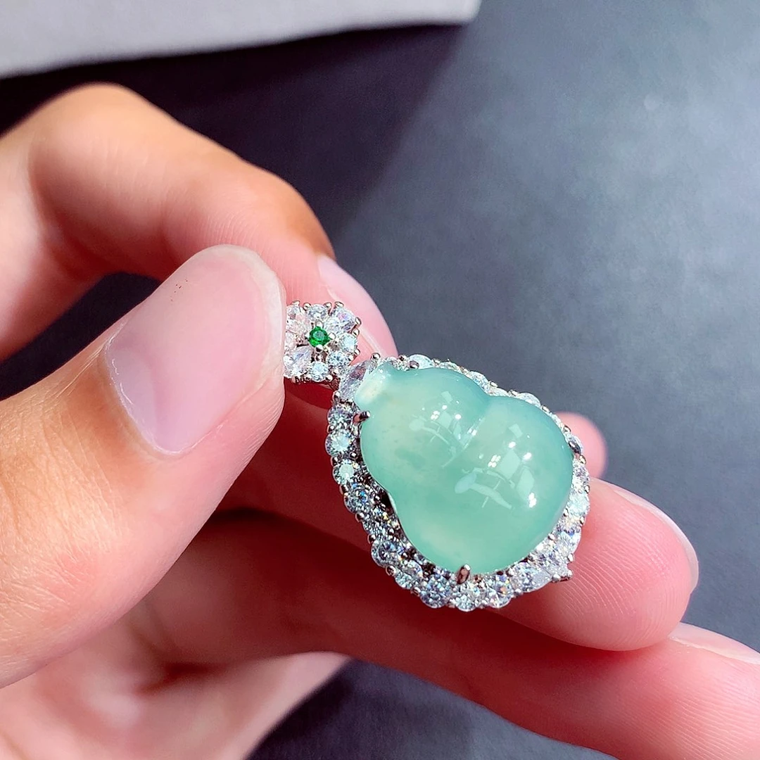 翡翠未镶嵌颈饰挂件