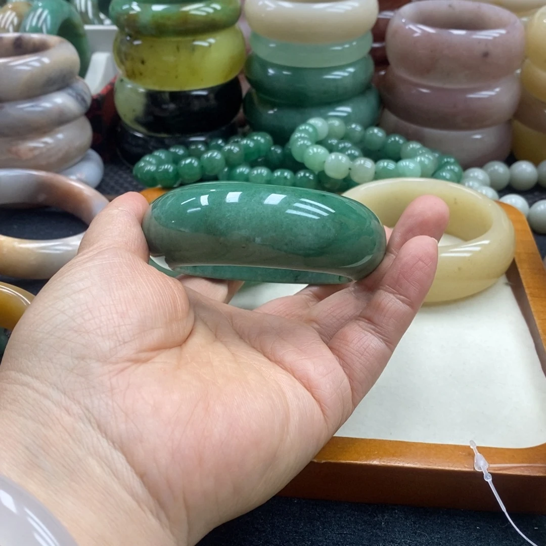 牵***》未镶嵌手镯石英质玉