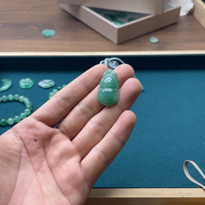 石英质玉未镶嵌颈饰