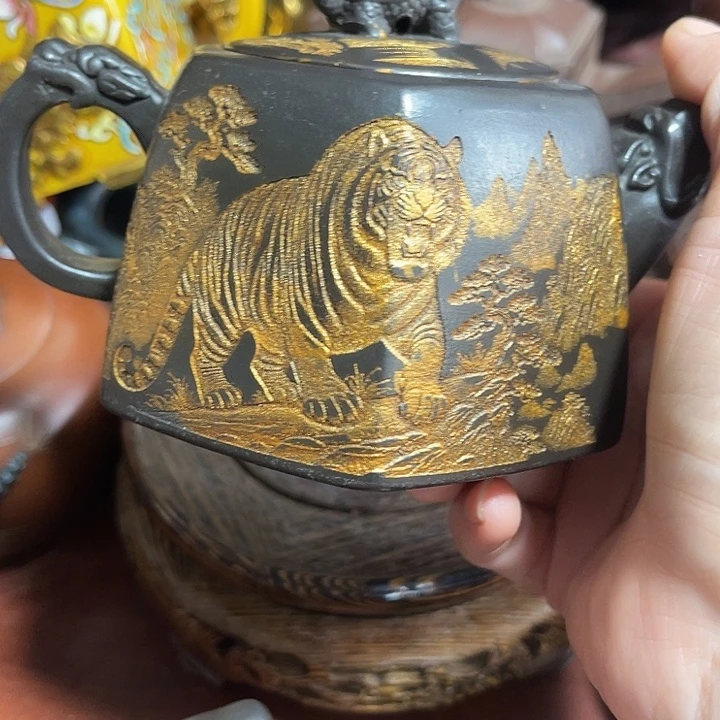 茶壶紫砂原矿泥料手工制作的一把紫砂壶。