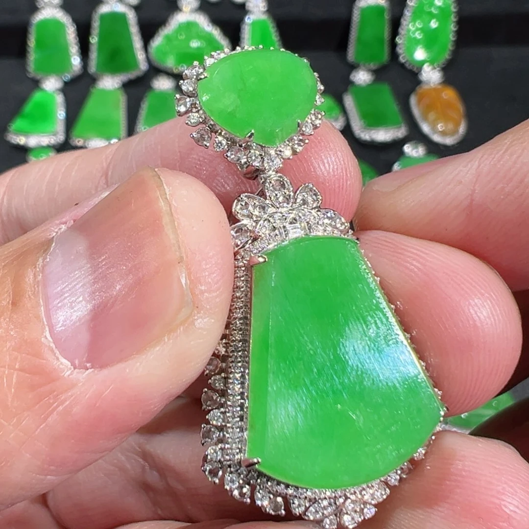 【闪购商品】翡翠吊坠(不含链)18K金镶嵌