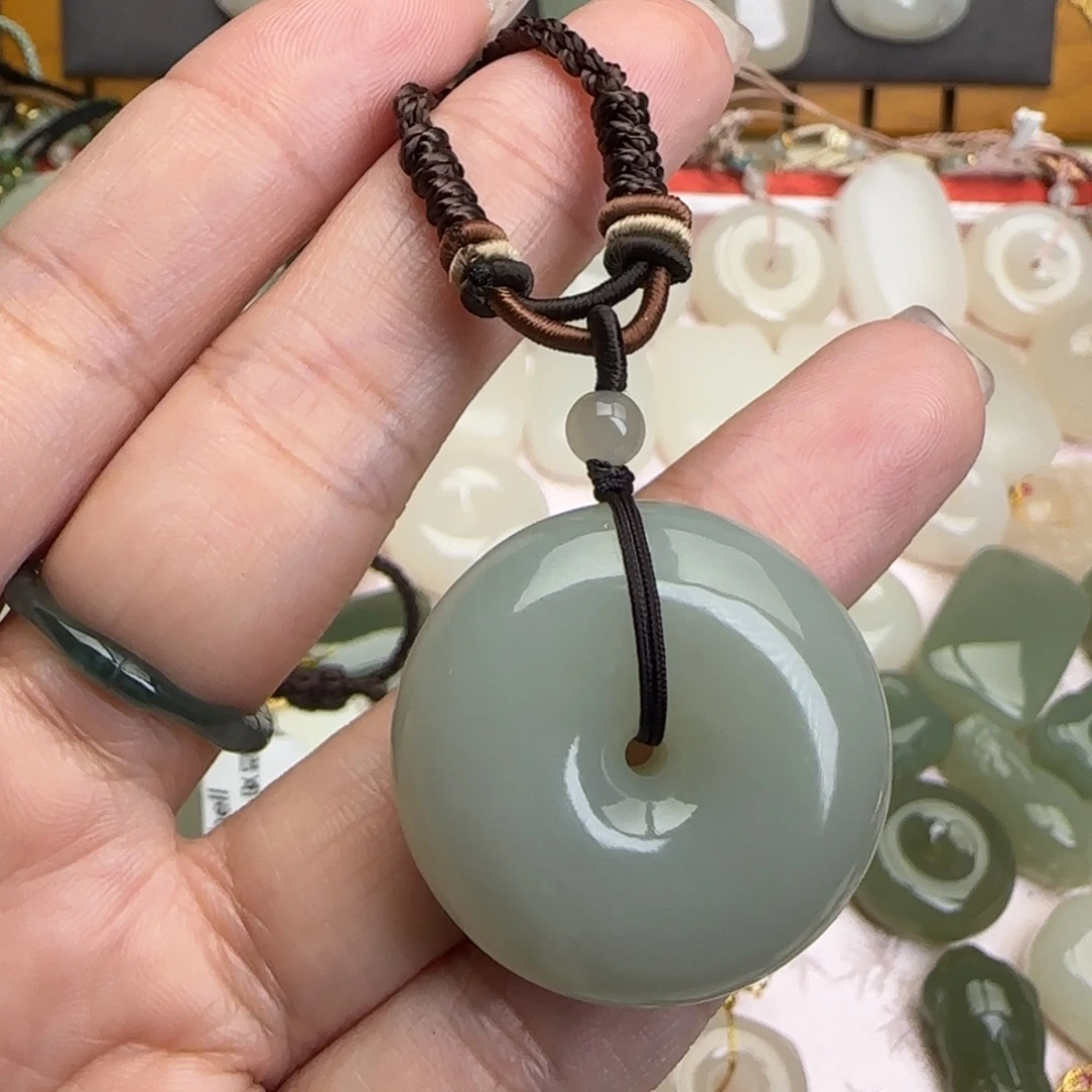 秦***情颈饰未镶嵌和田玉